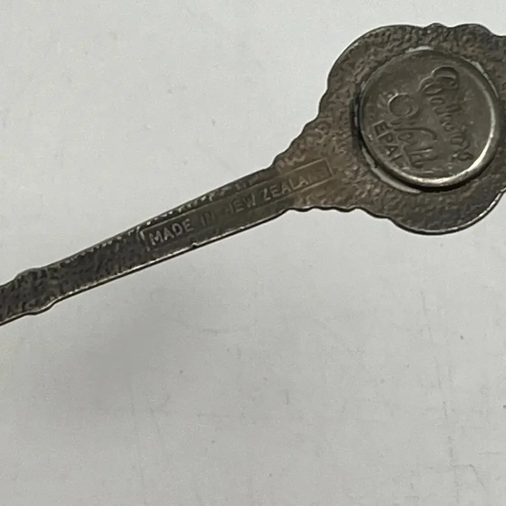 Unbranded vintage souvenir